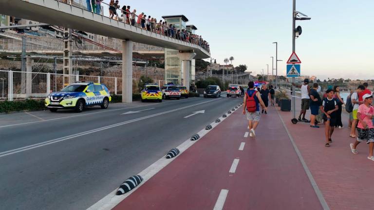 Gran expectación en la playa. Foto: Àngel Juanpere