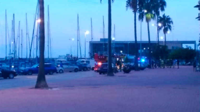 Los vehículos de emergencia, esta mañana en el Port Esportiu. Foto: cedida