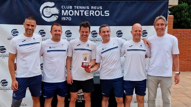 De izquierda a derecha David Giménez, Raúl Moreno, Òscar Gavaldà, David Cortés, Albert Rius y Carles Prats, con el título. Foto: Cedida
