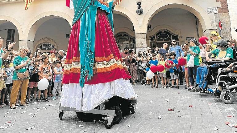 La geganta Frida també se sumà a la festa. Foto: Alfredo González