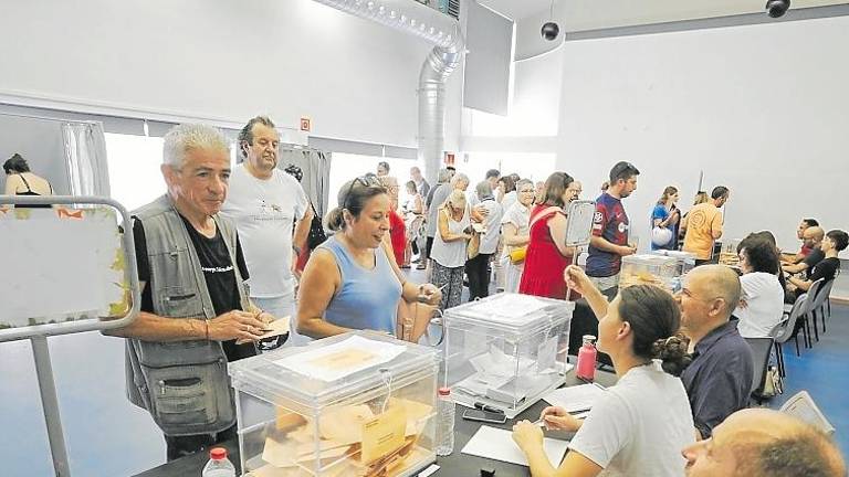 Una de las mesas en un colegio electoral de Cambrils, durante los comicios de este 23 de julio. Foto: Pere Ferré