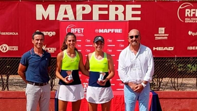 Martina y Jana Genís, en el centro, se llevaron el título de dobles en el Monterols. foto: cedida