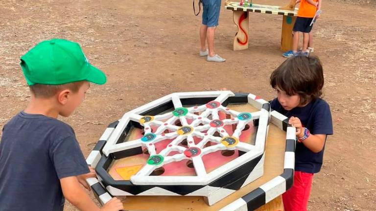 Llançaments de bola, laberints o funambulisme son algunes de les possibilitats que abarquen els jocs de fusta i colors. Foto: Cedida