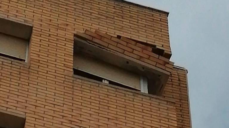 Una parte del edificio ha sufrido importantes daños. Foto: Bombers de la Generalitat
