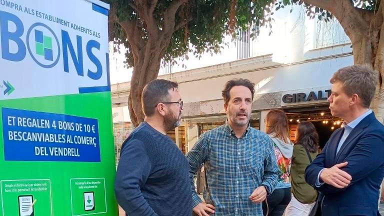 El concejal de Comercio (en el centro) con el presidente del CIT (a la izquierda) y un representante de la Cambra de Comerç. foto: DT