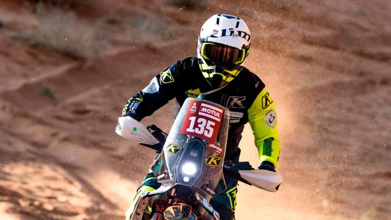 Carles Falcón con su moto en la arena de Arabia Saudí. Foto: EFE