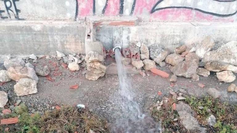 El grifo del agua apareció destrozado.