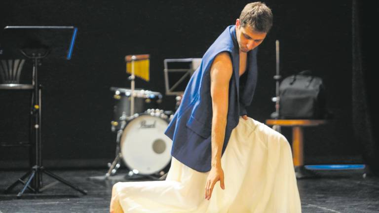 Héctor Tarro en el escenario del Teatre Batrina durante uno de los ensayos de la obra ’I jo et diria Amorós’. Foto: Alba Mariné