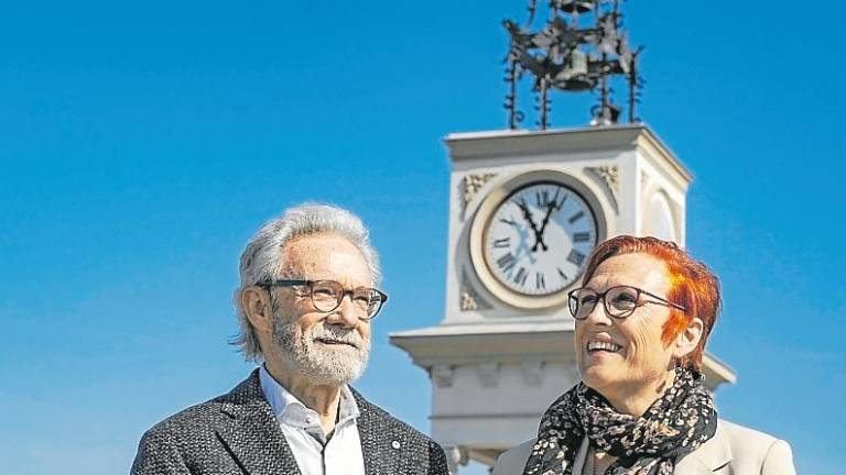 $!Ramon Aloguín y Coia Escoda junto a la Torre del Rellotge del Port de Tarragona. FOTO: Àngel Ullate