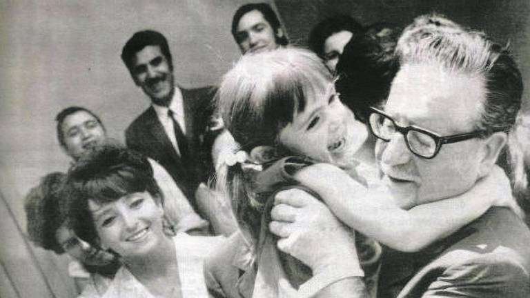 Salvador Allende, con Paula Varas en brazos, que entonces tenía 6 años, en la Navidad de 1972. Foto: cedida