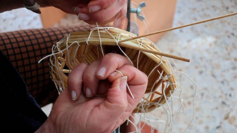 L’artesania és elaborada únicament amb les mans, que són les que fan tot el treball a força d’anar nuant la palla. Foto: Roser Urgell