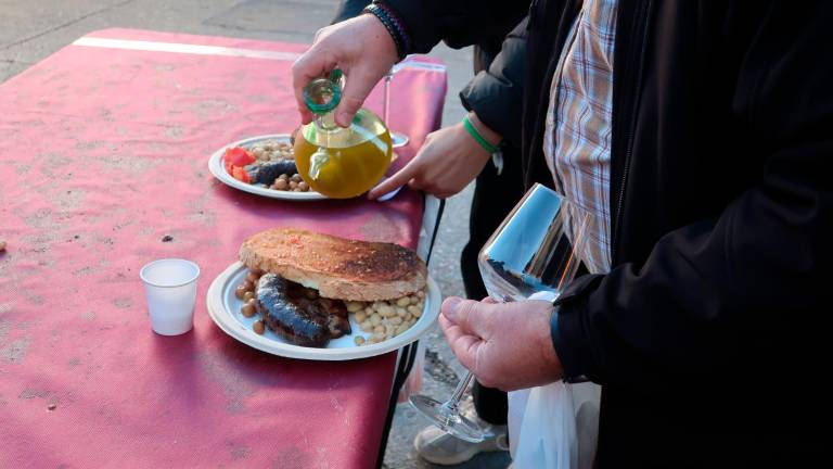 El pa amb tomaquet s’amania amb l’oli nou. Foto: Roser Urgell