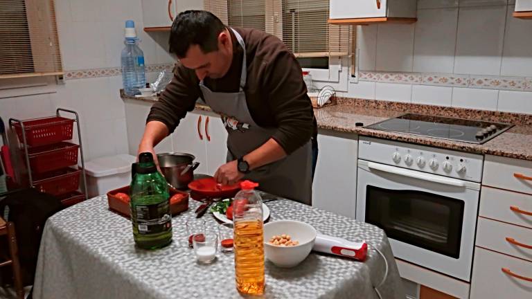 Francesc Invernón preparant la recepta de la seva salsa per a calçots que, segons ell, guanya en sabor si es deixa reposar d’un dia per l’altre. foto: Roser Urgell