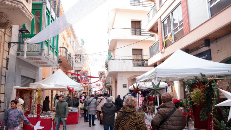 El mercat d’artesania s’estenia al llarg del carrer Major de l’Arboç. Foto: Roser Urgell