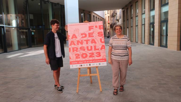 L’autor del cartell, Marc Volpini, i la regidora Laia Castells. Foto: R. Urgell