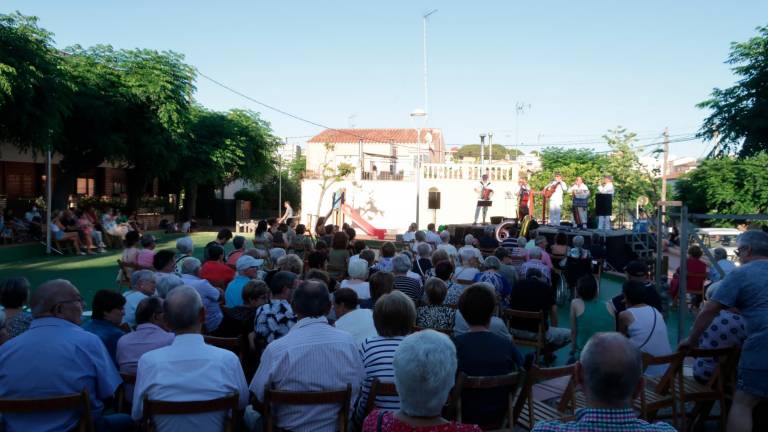 Actuació del grup d’havaneres, Penjats de l’Ham, a la plaça Sant Josep Obrer. FOTO: Roser Urgell