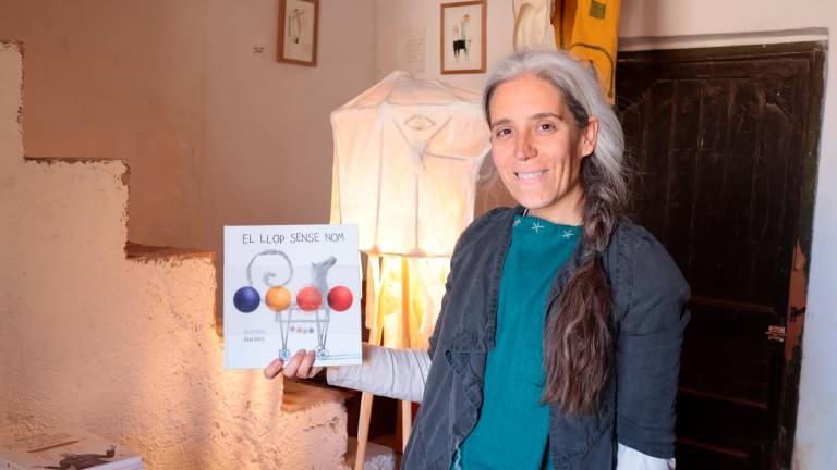 Marina Durany a la botiga amb un dels seus contes infantils. Foto: Roser Urgell