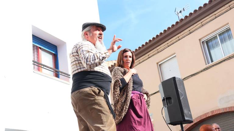 El grup de teatre local Teatròliba al pregó del ball parlat durant la Festa Major d’Hivern de Santa Oliva. FOTO: Roser Urgell