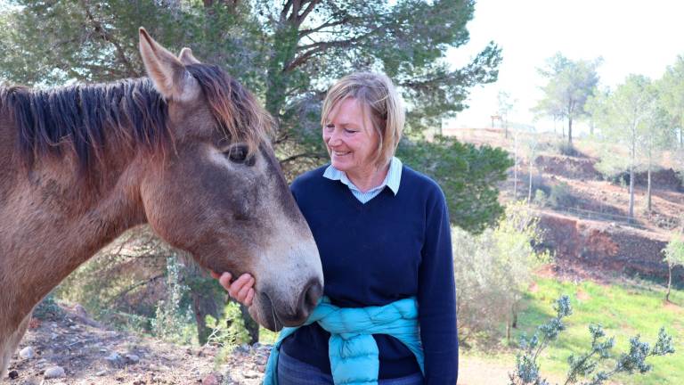 Manja Jonker, impulsora del Natural Paddock, con uno de los caballos. Foto: Roser Urgell