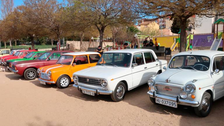 Els vehicles clàssics exposats al parc de Santa Llúcia de l’Arboç. foto: Roser Urgell