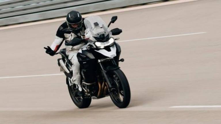 El piloto cambrilense sobre su moto. Foto: Triumph