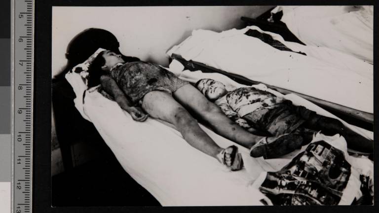 Una niña de diez y un niño de cuarto años (no identificados) fallecidos en el bombardeo a Tarragona, el 19 de julio de 1937 en la calle Rafael Casanovas. Foto: Biblioteca Nacional de España