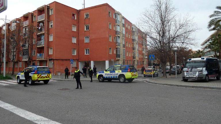 Efectivos policiales durante un dispositivo para inspeccionar un bloque de pisos en Salou. Foto: ACN
