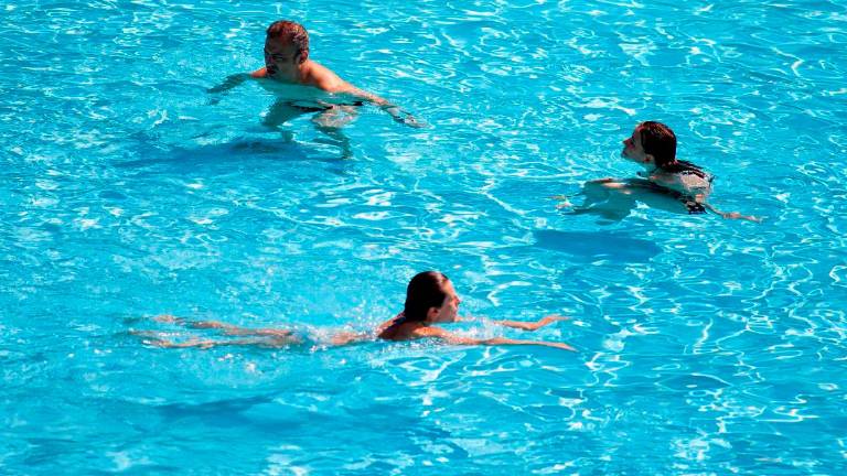 Tarragona alega que las piscinas públicas son equipamientos deportivos y no lúdicos. Foto: EFE