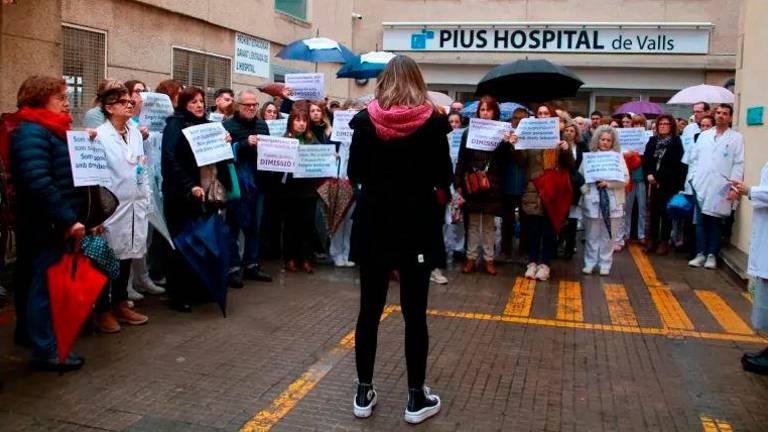 Treballadors del Pius Hospital de Valls concentrats per exigir millores i més recursos. Foto: ACN