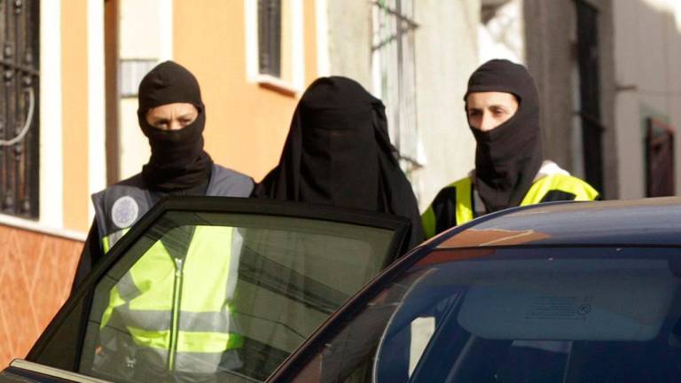 Imagen 2014 de la detención de una mujer perteneciente a la yihad. FOTO: EFE