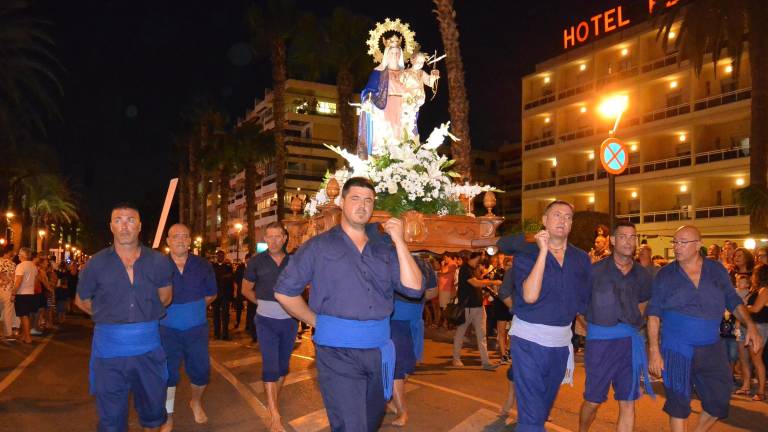 La procesión marinera con la imagen de la Virgen de Salou a cuestas en la edición de Les Nits Daurades 2019. FOTO: Pere Ferré