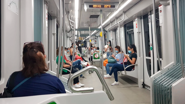 Gente viajando transporte público.