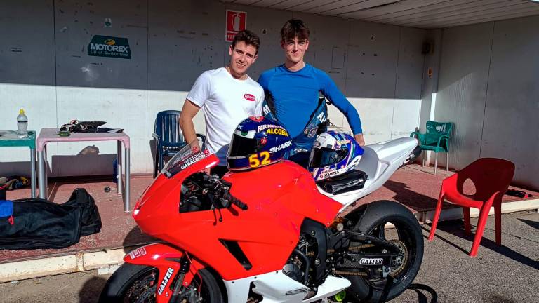 Los dos pilotos en el circuito de Mora d’Ebre donde han iniciado los entrenamientos de pretemporada. Foto: Iván Jerez