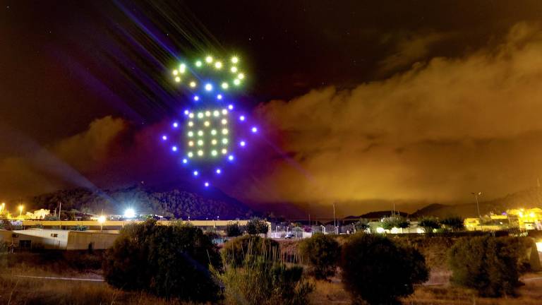 L’escut de Roda de Berà representat amb drons al cel. FOTO: AJUNTAMENT DE RODA DE BARÀ