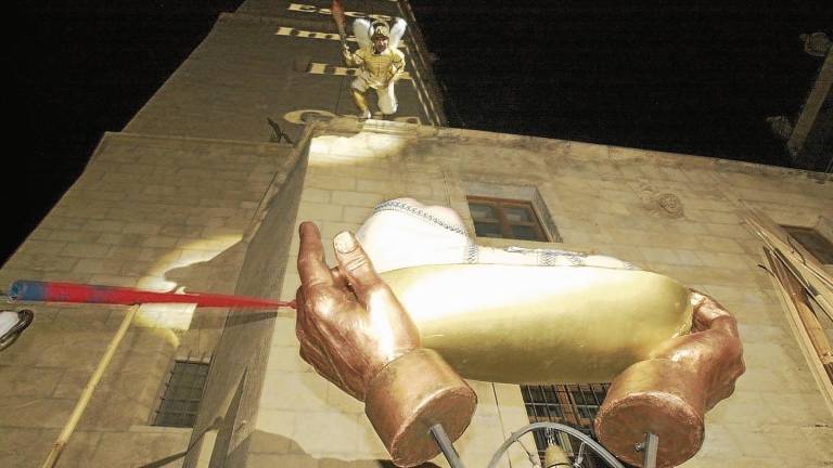 Un moment de l’espectacle ‘Bateig de foc de Gaudí’, de Comediants, celebrat el 25 de juny de 2002 pels carrers del centre històric. foto: T.M./DT