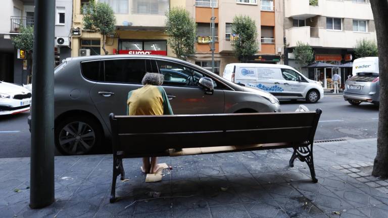 Arturo, de 67 años de edad, duerme en un banco de la calle Pere Martell de Tarragona desde hace semanas. FOTO: PERE FERRÉ