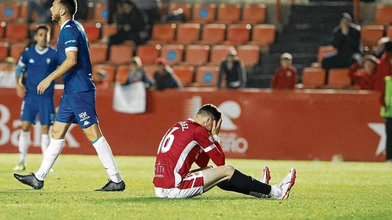 Édgar Hernández se lamenta tras una ocasión clarísima al final del partido ante el San Fernando. Foto: Pere Ferré
