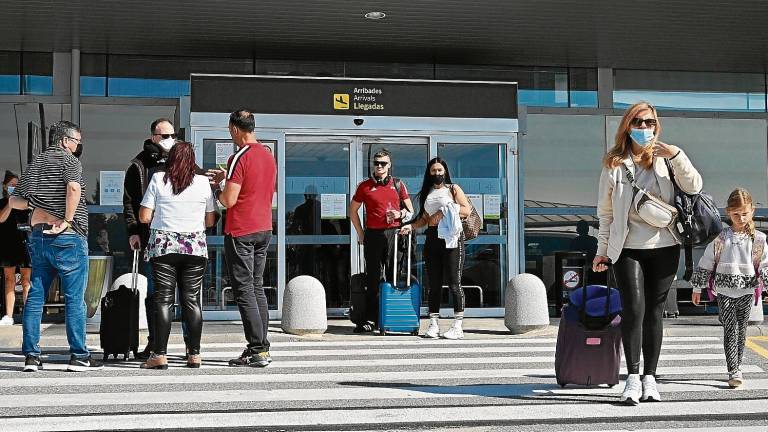 Viajeros en la zona de llegadas del edificio del Aeropuerto de Reus, a finales de la última temporada turística. Foto: A. González