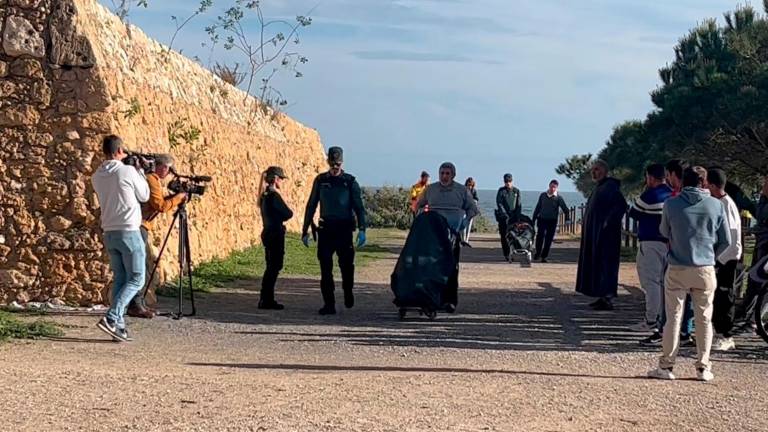 Los servicios funerarios se llevan los dos cadáveres el pasado jueves por la tarde. Fotos: Carla Pomerol