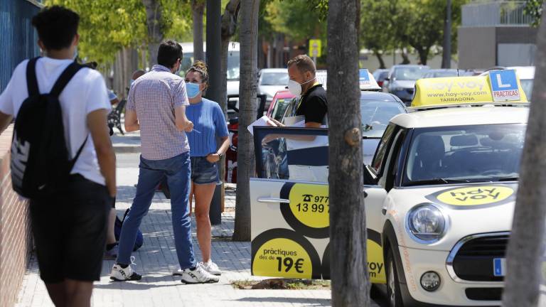 Exámenes prácticos de conducir, ayer en el barrio tarraconense de Campclar. Foto: Pere Ferré