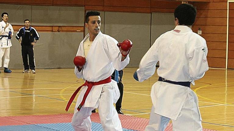 El karateca tarraconense Alex Asnà, 10 veces campeón de Catalunya, en medio de un combate. foto: cedida