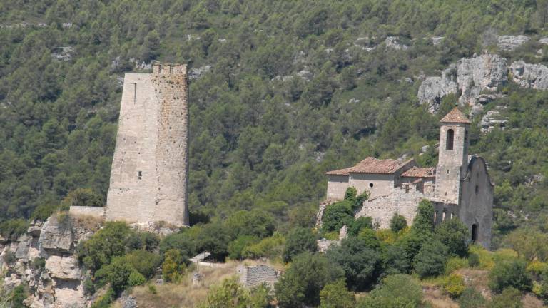 L’església (a la dreta de la imatge) està al costat de l’antic castell, on ara s’alça la torre de defensa. FOTO: DT