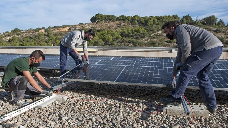 Varios operarios instalan placas fotovoltaicas en Tarragona durante esta semana. foTO: dt