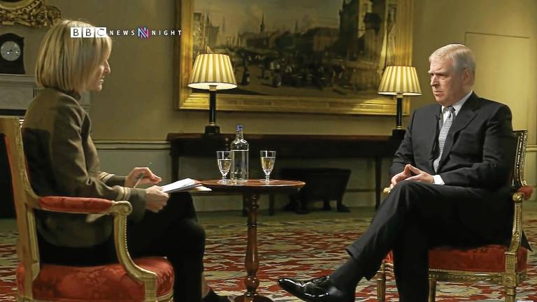 Captura de vídeo de la célebre entrevista de Emily Maitlis de la BBC al príncipe Andrés en noviembre de 2019 sobre los abusos. BBC