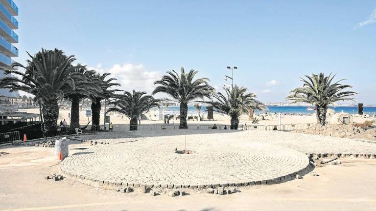 Las obras de la rotonda, que será de adoquines del Port de Tarragona, ya están en marcha. foto: Àngel Ullate