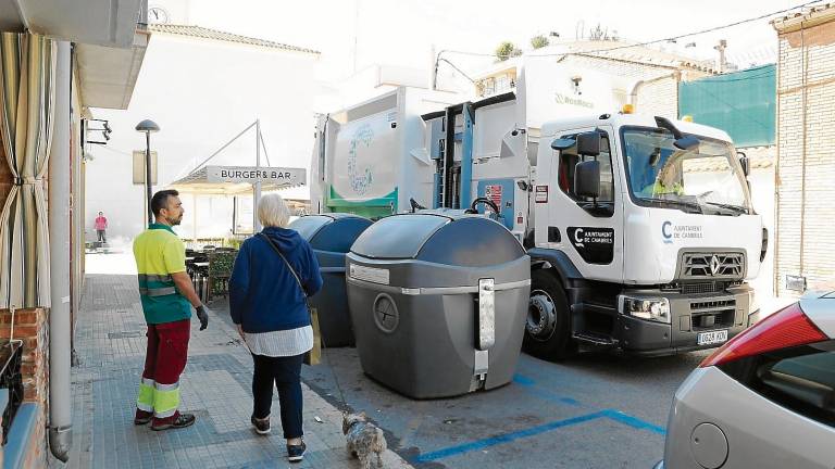Los trabajadores de Secomsa recogen las basuras de la calle Roger de Flor, en el barrio del puerto cambrilense. FOTO: Alba Mariné