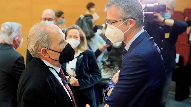 El gobernador del Banco de España, Pablo Hernández, conversa con el médico jubilado Juan Carlos San Juan, ayer en la firma del nuevo protocolo.  foto: efe