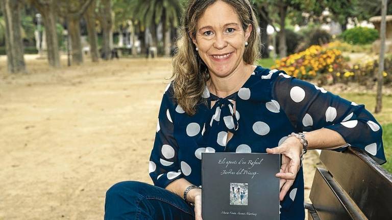 Cinta Accensi mostra el seu llibre a Tortosa. FOTO: Joan Revillas