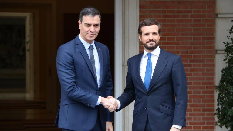 Pablo Casado, junto al presidente Pedro Sánchez, en una imagen de archivo. FOTO: EFE