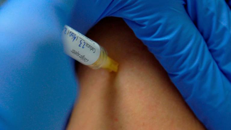 El pinchazo de una vacuna. FOTO: EFE